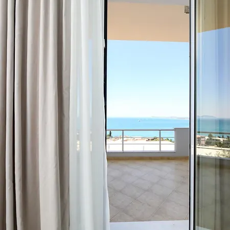 Adam Free Parking Vlore
